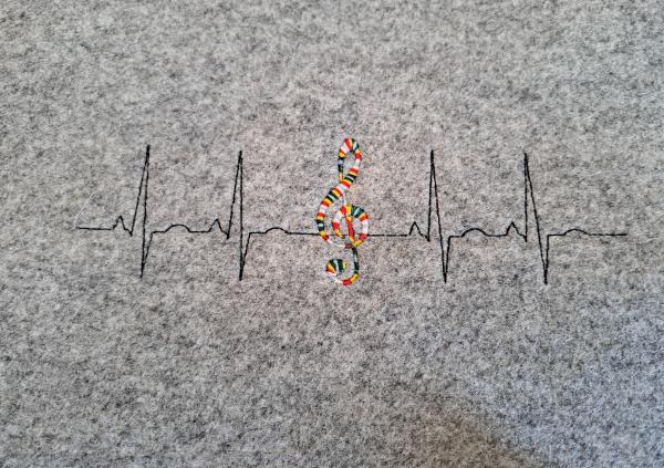 Vollstickdatei Herzlinie mit Violinschlüssel